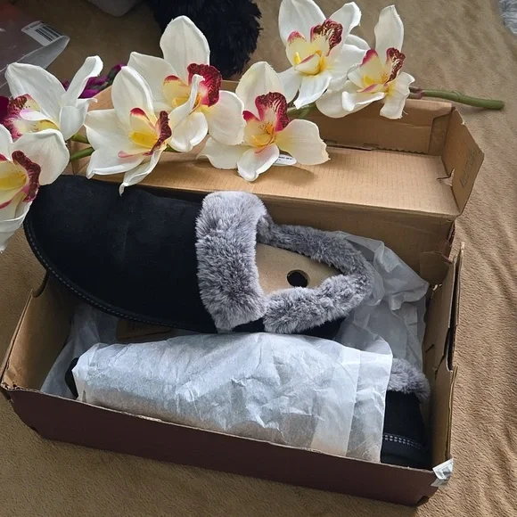 SKECHERS Cozy Campfire Slippers - Picture 3 of 9